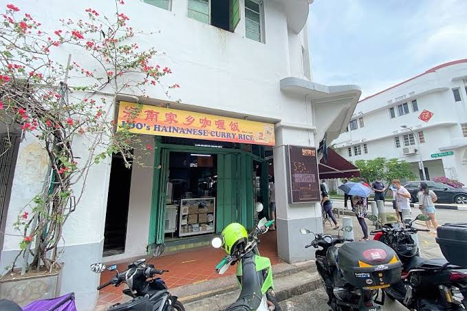 The Loo's Hainanese Curry Rice storefront, with a queue forming outside